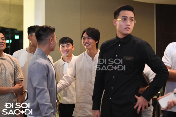 HLV Park Hang-seo cùng dàn tuyển thủ đến dự đám cưới Văn Hậu, một cái tên gây chú ý với ngoại hình chuẩn nam thần-8