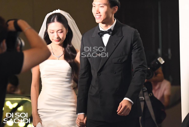 Cô dâu Doãn Hải My xuất hiện với visual đỉnh cao, nắm chặt tay Đoàn Văn Hậu bước ra lễ đường-4