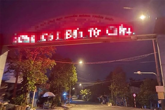 Bình Dương: Truy tìm người đăng dòng chữ lạ trên bảng điện tử cổng chào