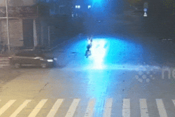 Khoảnh khắc máy bay lao thẳng xuống đất rồi bốc cháy dữ dội-1