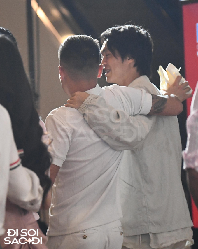 Quang Hải liên tục có hành động khẳng định chủ quyền với Chu Thanh Huyền, vui vẻ giới thiệu nàng với đồng nghiệp-3