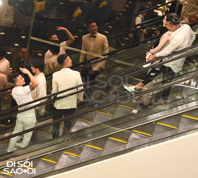 Quang Hải liên tục có hành động khẳng định chủ quyền với Chu Thanh Huyền, vui vẻ giới thiệu nàng với đồng nghiệp-5