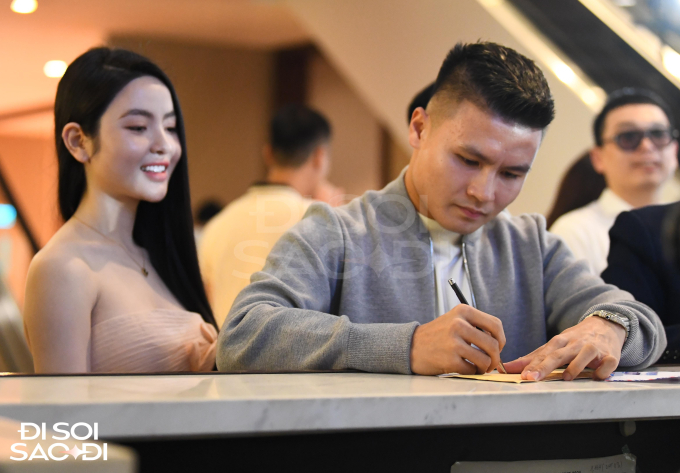 Quang Hải liên tục có hành động khẳng định chủ quyền với Chu Thanh Huyền, vui vẻ giới thiệu nàng với đồng nghiệp-6