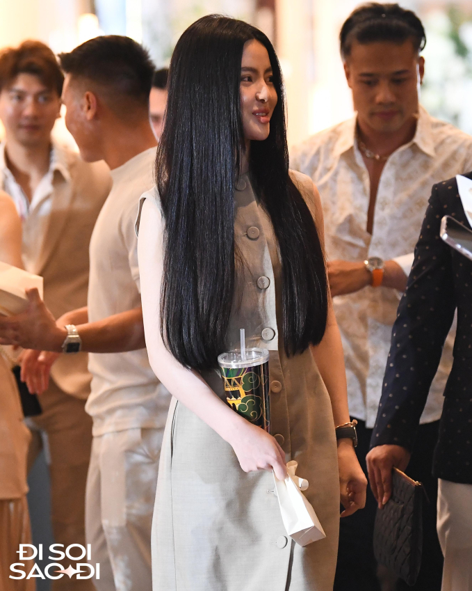 Quang Hải liên tục có hành động khẳng định chủ quyền với Chu Thanh Huyền, vui vẻ giới thiệu nàng với đồng nghiệp-7