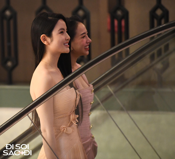 Quang Hải liên tục có hành động khẳng định chủ quyền với Chu Thanh Huyền, vui vẻ giới thiệu nàng với đồng nghiệp-8