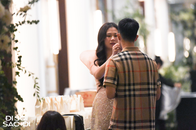 Đức Chinh, Tiến Dụng say quên lối về, Đình Trọng được vợ chăm sóc sau tiệc cưới Văn Hậu - Hải My-6