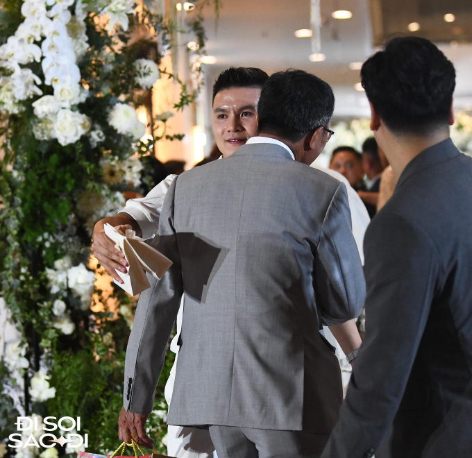 Đức Chinh, Tiến Dụng say quên lối về, Đình Trọng được vợ chăm sóc sau tiệc cưới Văn Hậu - Hải My-9