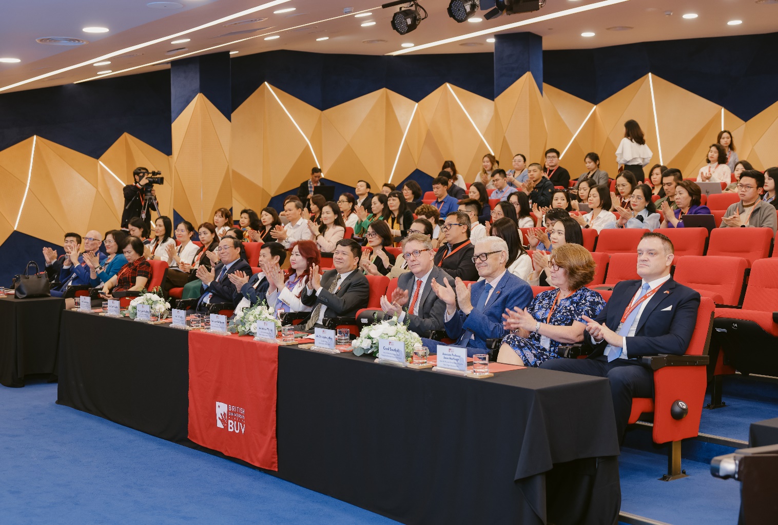 BUV công bố chương trình đào tạo mới và quỹ học bổng 87 tỷ đồng-2