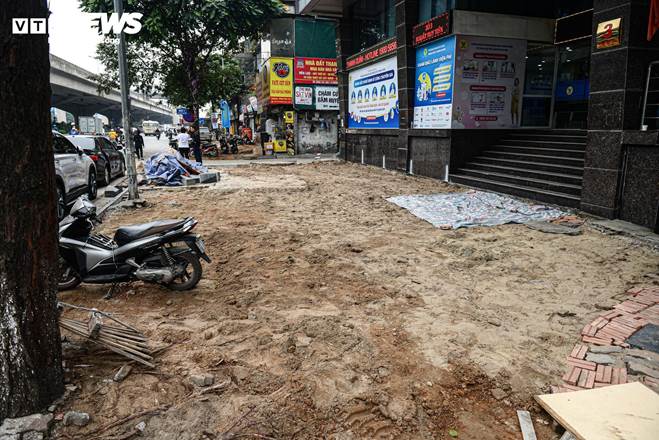 Dân Hà Nội ngán ngẩm cảnh vỉa hè bị xới tung, nhiều tuyến phố ngổn ngang bụi bặm-3