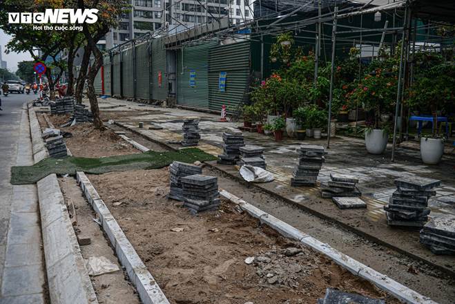 Dân Hà Nội ngán ngẩm cảnh vỉa hè bị xới tung, nhiều tuyến phố ngổn ngang bụi bặm-11