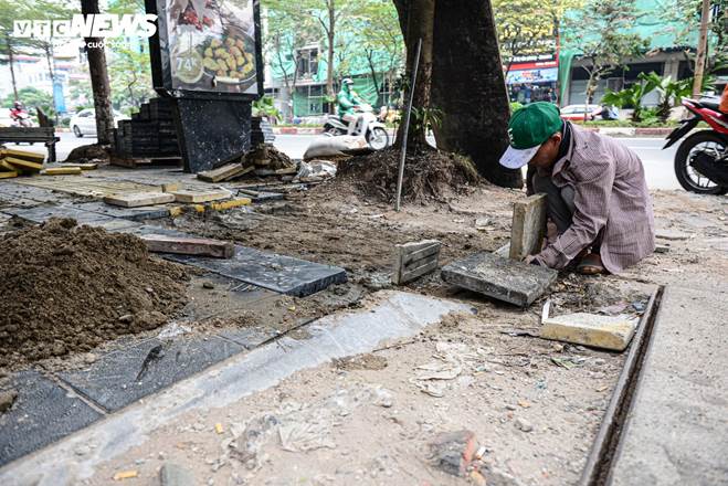 Dân Hà Nội ngán ngẩm cảnh vỉa hè bị xới tung, nhiều tuyến phố ngổn ngang bụi bặm-12