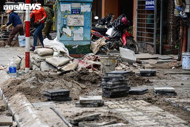 Dân Hà Nội ngán ngẩm cảnh vỉa hè bị xới tung, nhiều tuyến phố ngổn ngang bụi bặm-8