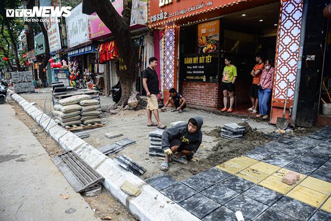 Dân Hà Nội ngán ngẩm cảnh vỉa hè bị xới tung, nhiều tuyến phố ngổn ngang bụi bặm-9