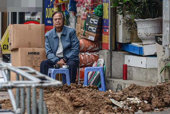 Dân Hà Nội ngán ngẩm cảnh vỉa hè bị xới tung, nhiều tuyến phố ngổn ngang bụi bặm