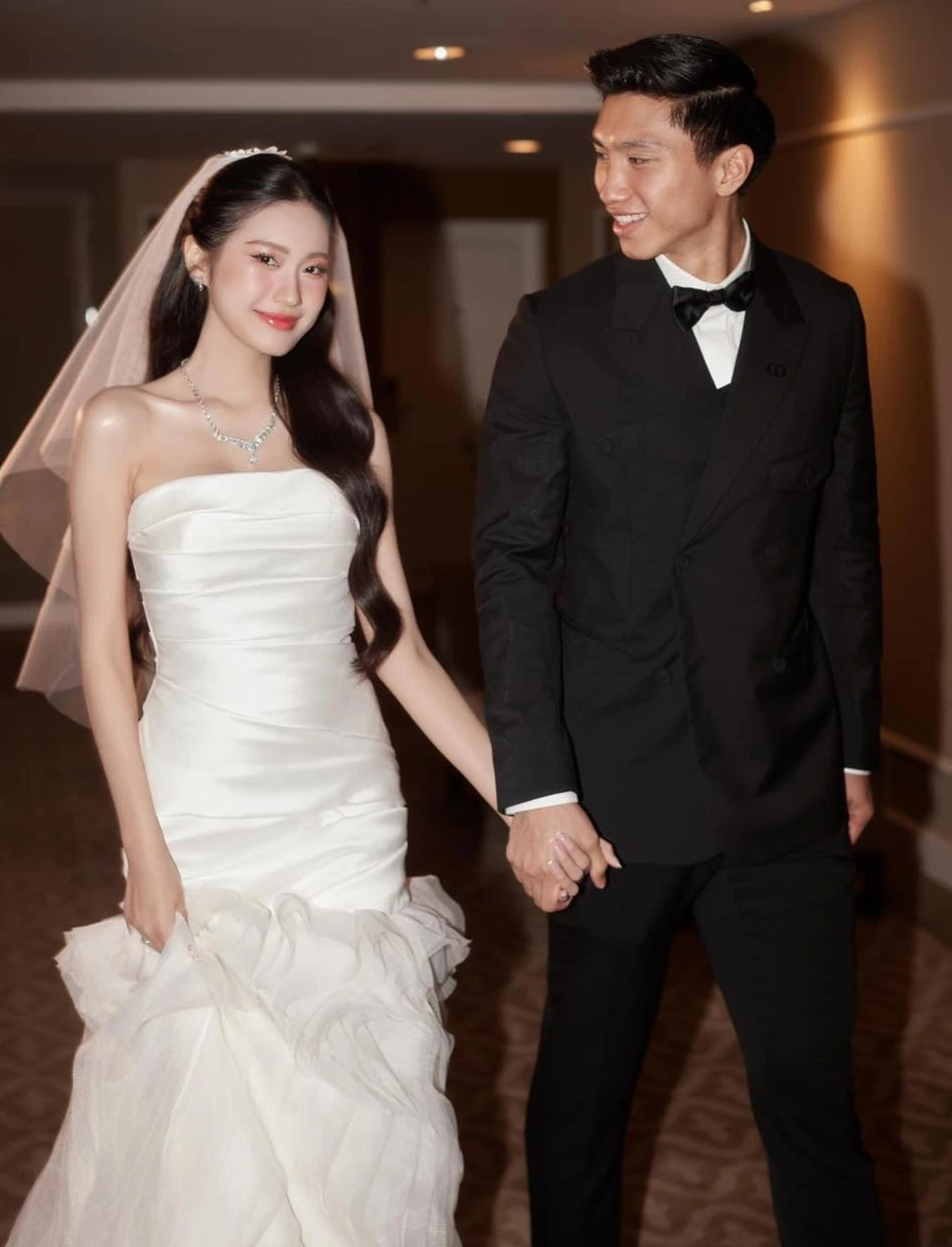 Doãn Hải My mặc 4 chiếc váy cưới khoe dáng gợi cảm tại Hà Nội-1