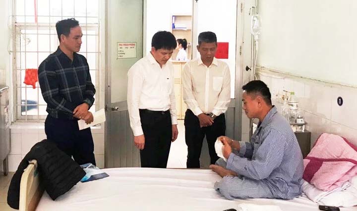 Khống chế người đàn ông dùng dao đe doạ dân, 3 công an Hải Phòng bị thương-1