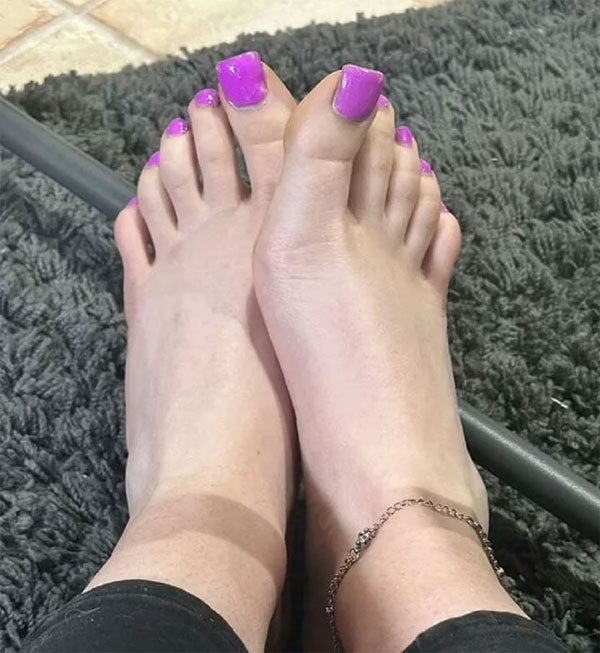 Cô gái kiếm bộn tiền nhờ chụp ảnh bàn chân 30 phút mỗi ngày-2