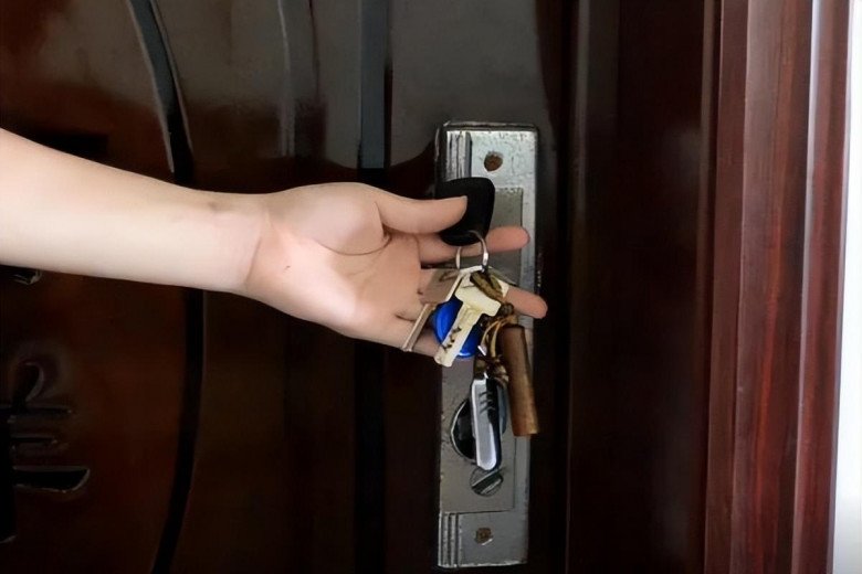 Tại sao nên cắm chìa khóa vào cửa khi đi ngủ? Người thông minh nhìn là hiểu ngay-2