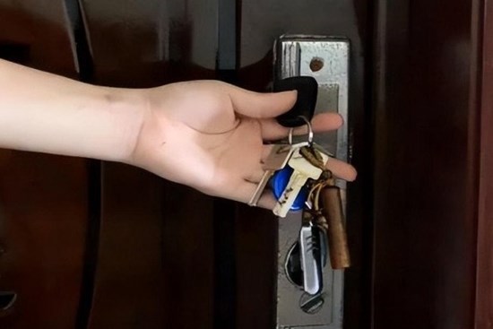 Tại sao nên cắm chìa khóa vào cửa khi đi ngủ? Người thông minh nhìn là hiểu ngay