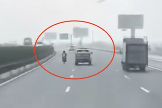 Clip vụ tai nạn kinh hoàng trên cao tốc khiến người phụ nữ ngồi sau xe máy do thiếu niên 14 tuổi cầm lái tử vong