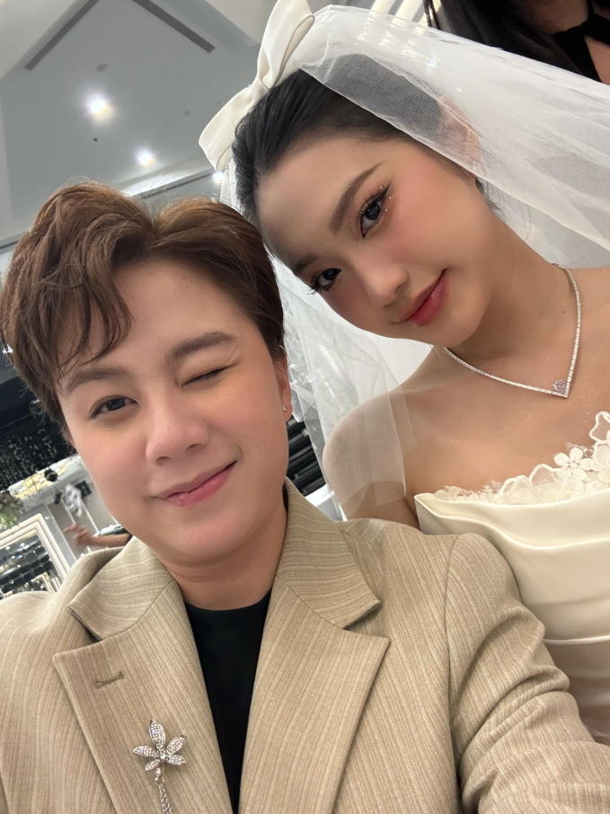 Doãn Hải My lộ bụng trong đám cưới, chụp ảnh selfie với khách thấy 1 điểm đã thay đổi hoàn toàn?-3