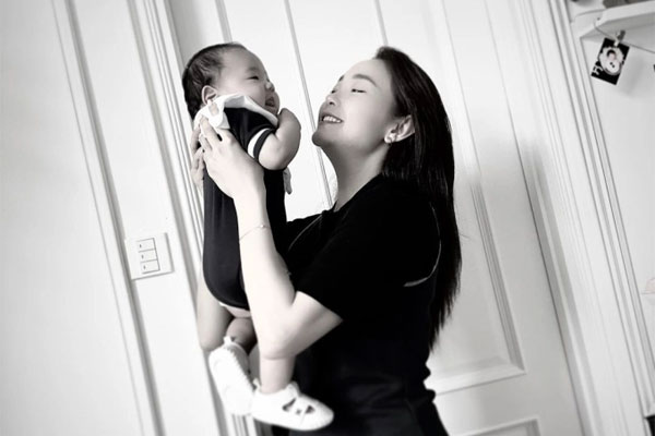 Sau 4 tháng sinh con, Minh Hằng hiếm hoi công khai rõ gương mặt nhóc tỳ-6