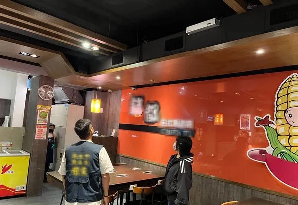 Đang ăn lẩu vui vẻ, nhóm bạn giật mình bỏ chạy khi thấy vật thể kinh hoàng rơi ngay trước mắt-1