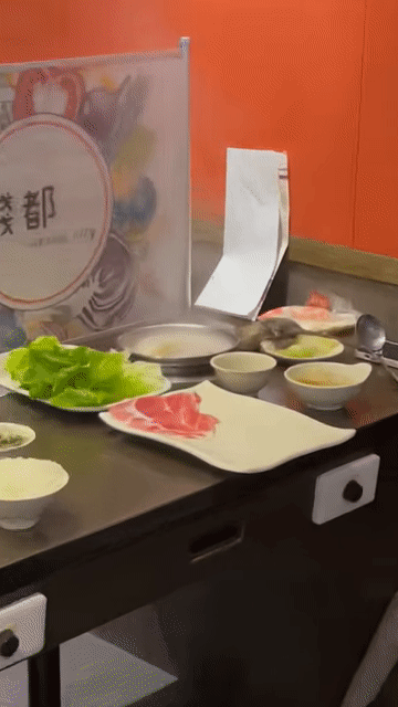 Đang ăn lẩu vui vẻ, nhóm bạn giật mình bỏ chạy khi thấy vật thể kinh hoàng rơi ngay trước mắt-2