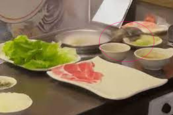 Đang ăn lẩu với bạn, người đàn ông giật bị vật thể lạ rơi xuống đầu: Xem video thôi cũng rùng mình!-4