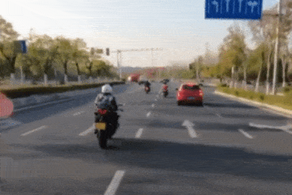 Ô tô bật xi nhan kiểu 'dương đông kích tây' khiến người đi xe máy gặp nạn