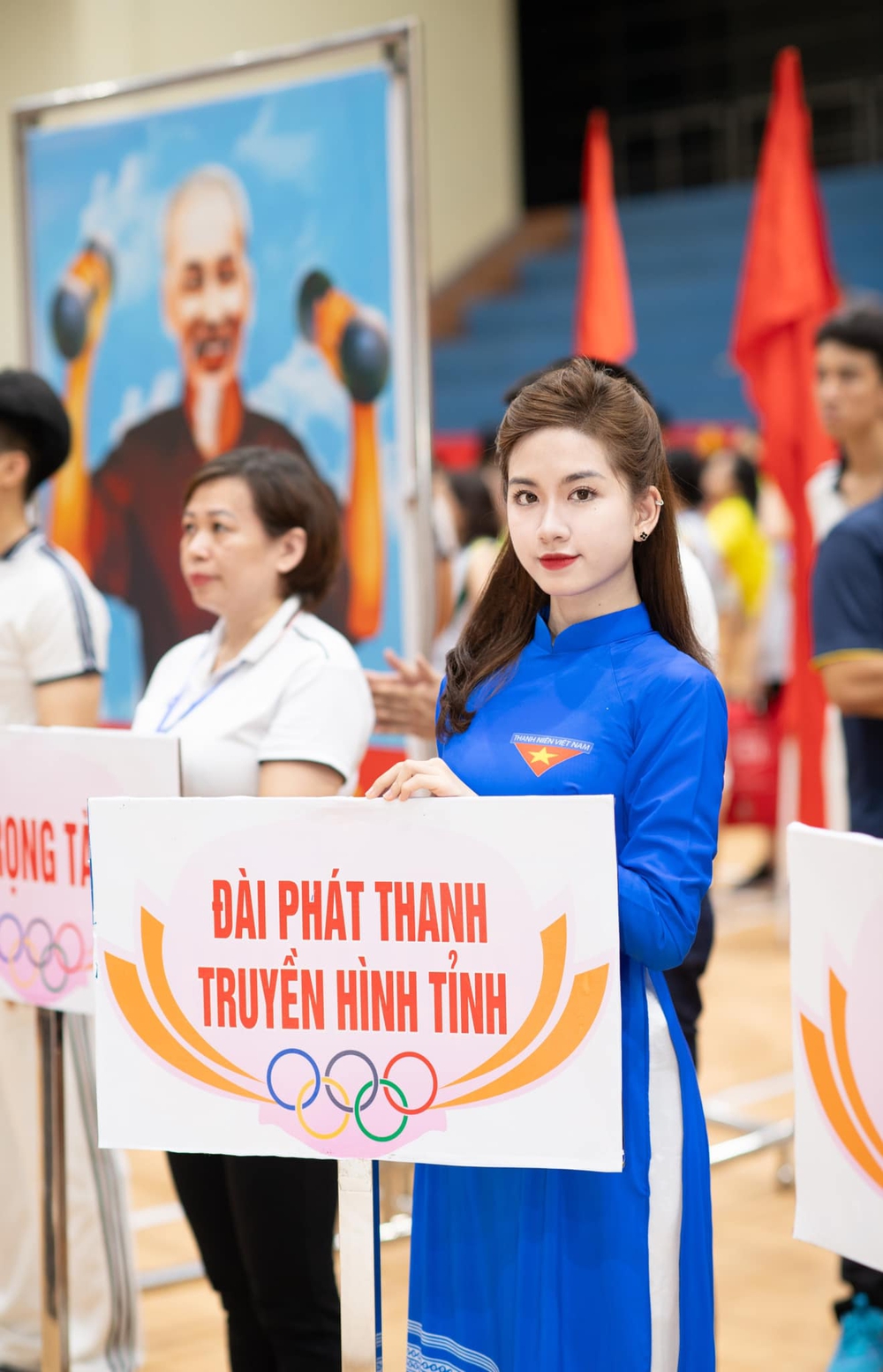 Nữ MC xứ Nghệ xuất hiện trên bản tin Thời sự khiến dân tình nóng lòng tìm danh tính-2