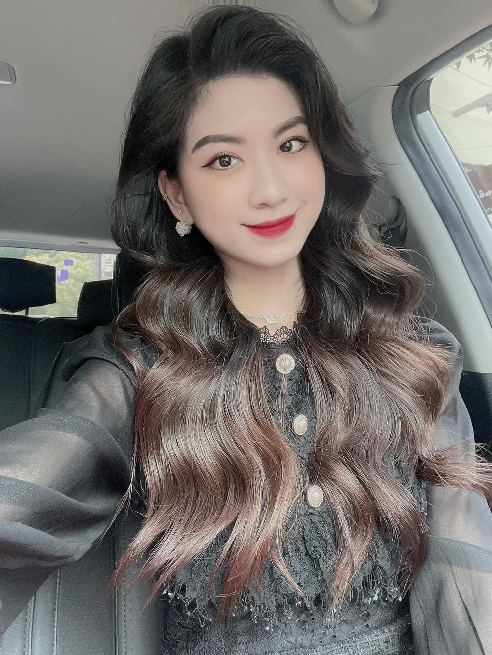 Nữ MC xứ Nghệ xuất hiện trên bản tin Thời sự khiến dân tình nóng lòng tìm danh tính-6