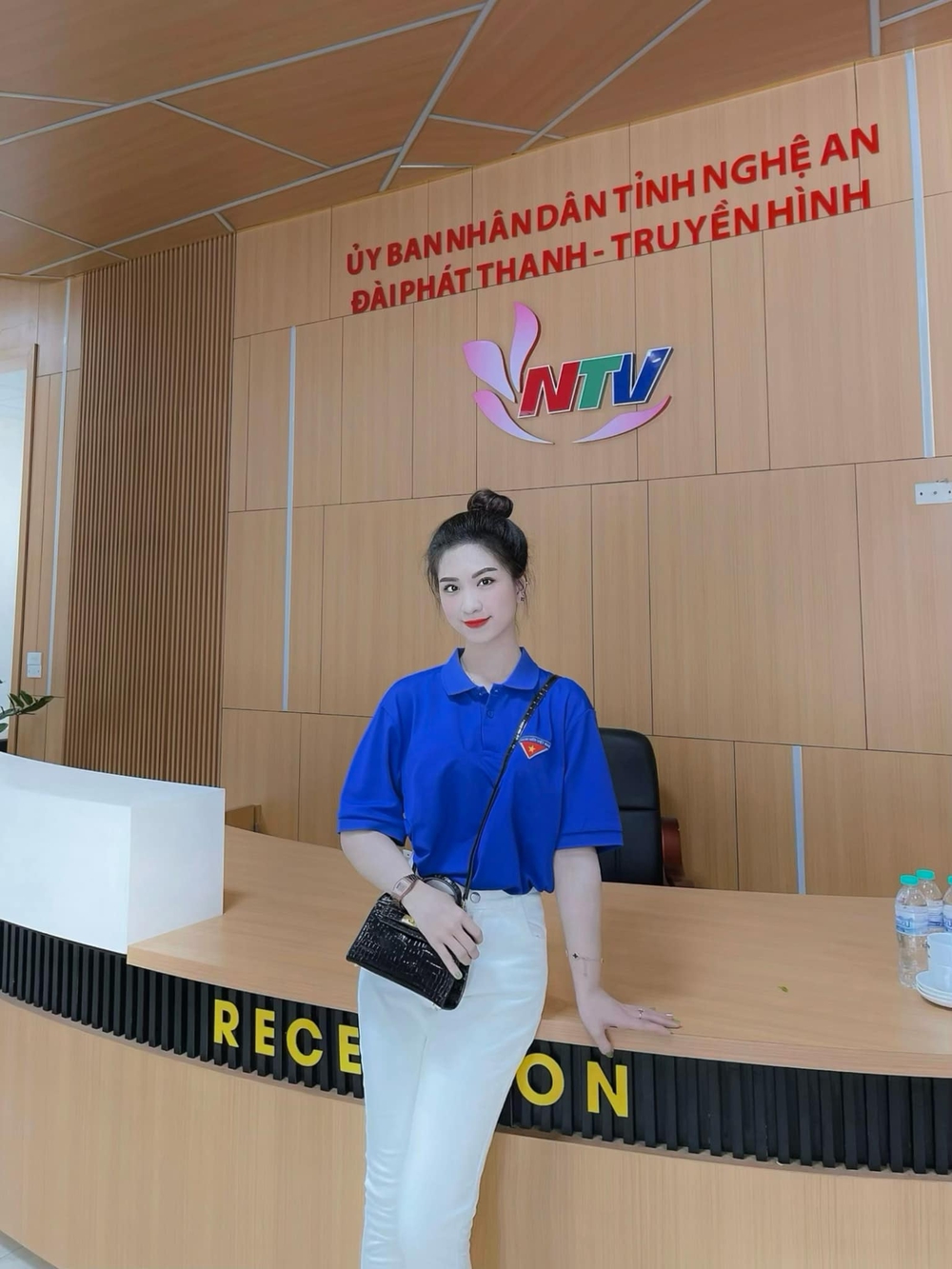 Nữ MC xứ Nghệ xuất hiện trên bản tin Thời sự khiến dân tình nóng lòng tìm danh tính-9