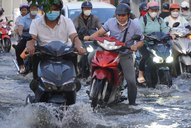Triều cường rằm tháng 10 đạt đỉnh, nhiều đường ở TP.HCM ngập ngang sông-12