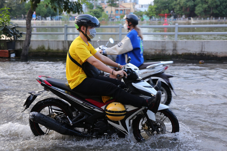 Triều cường rằm tháng 10 đạt đỉnh, nhiều đường ở TP.HCM ngập ngang sông-13
