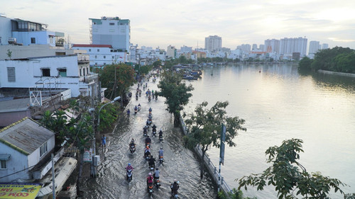 Triều cường rằm tháng 10 đạt đỉnh, nhiều đường ở TP.HCM ngập ngang sông-3