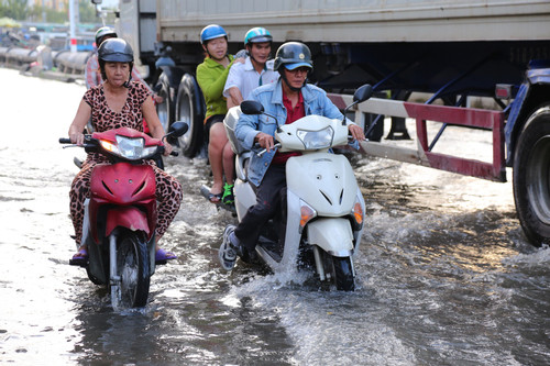 Triều cường rằm tháng 10 đạt đỉnh, nhiều đường ở TP.HCM ngập ngang sông-7