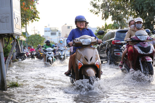 Triều cường rằm tháng 10 đạt đỉnh, nhiều đường ở TP.HCM ngập ngang sông-8