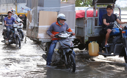 Triều cường rằm tháng 10 đạt đỉnh, nhiều đường ở TP.HCM ngập ngang sông-9