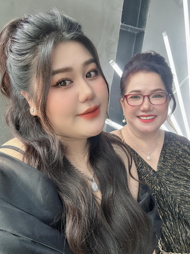 Vô tình lau nhà đúng lúc đại gia Quận 1 về, cô gái được chấm thành dâu nhà giàu-1