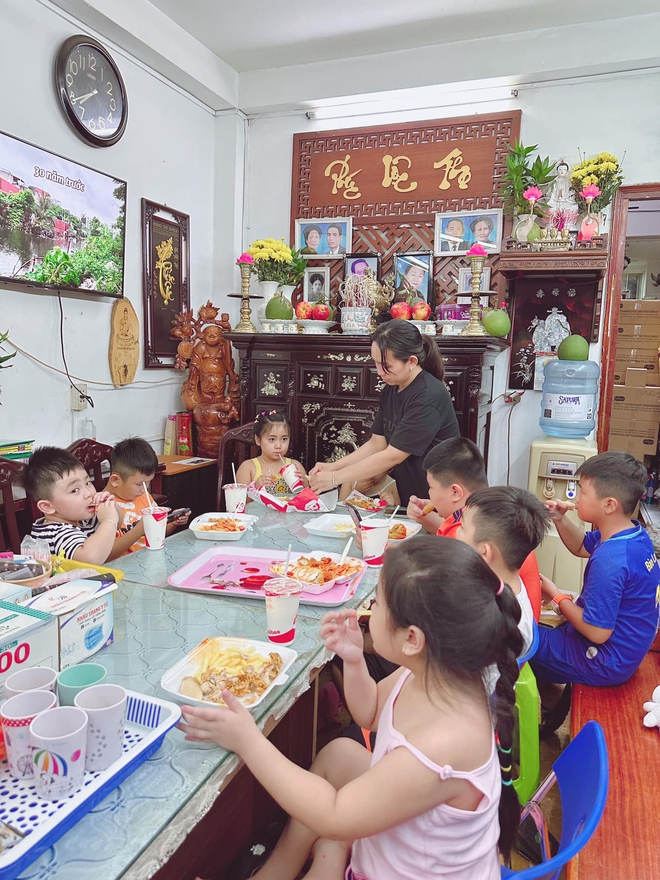 Vô tình lau nhà đúng lúc đại gia Quận 1 về, cô gái được chấm thành dâu nhà giàu-4