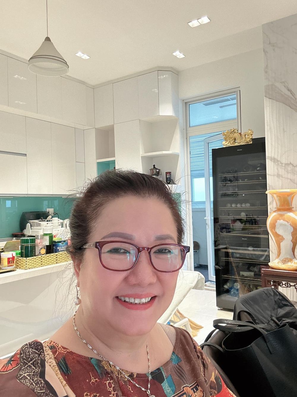 Vô tình lau nhà đúng lúc đại gia Quận 1 về, cô gái được chấm thành dâu nhà giàu-5