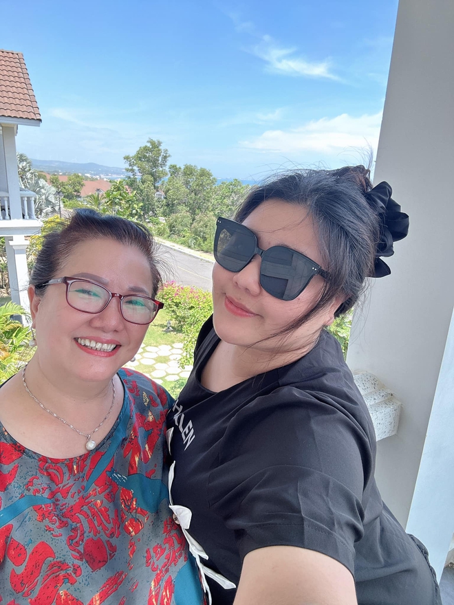 Vô tình lau nhà đúng lúc đại gia Quận 1 về, cô gái được chấm thành dâu nhà giàu-7