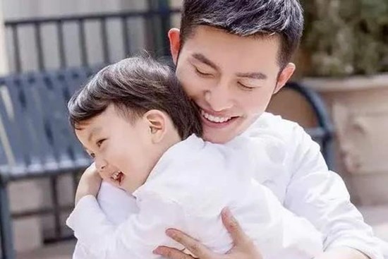 5 thời điểm mẹ ôm con tốt nhất trong ngày, dù bận rộn cũng không nên bỏ qua