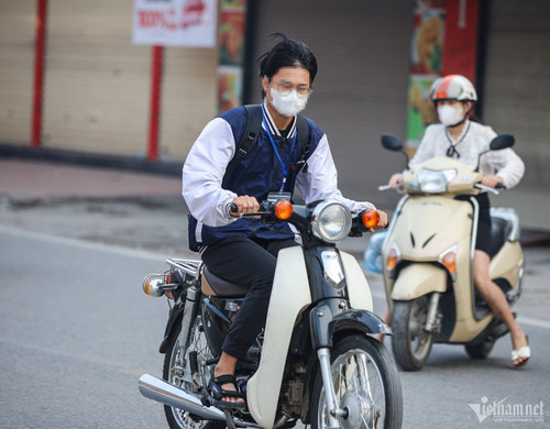 Nhiều học sinh đầu trần, phóng xe máy không biển số đến trường ở Hà Nội-1