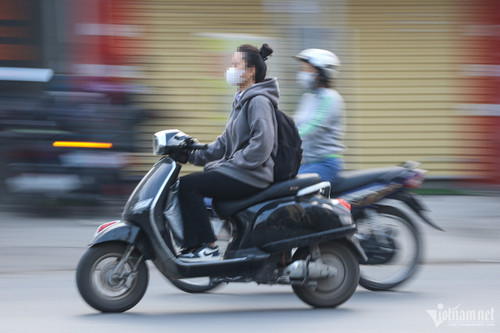 Nhiều học sinh đầu trần, phóng xe máy không biển số đến trường ở Hà Nội-2