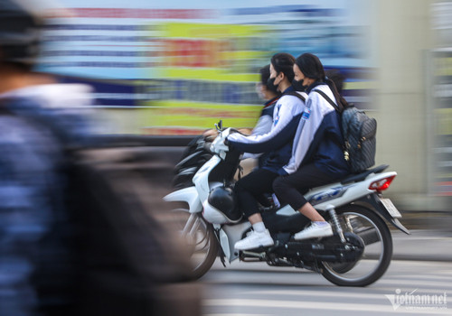 Nhiều học sinh đầu trần, phóng xe máy không biển số đến trường ở Hà Nội-3