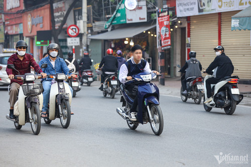 Nhiều học sinh đầu trần, phóng xe máy không biển số đến trường ở Hà Nội-4