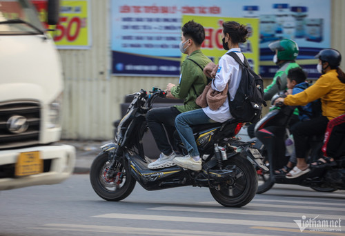 Nhiều học sinh đầu trần, phóng xe máy không biển số đến trường ở Hà Nội-5