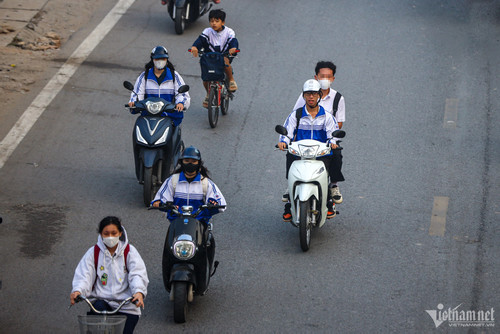 Nhiều học sinh đầu trần, phóng xe máy không biển số đến trường ở Hà Nội-6